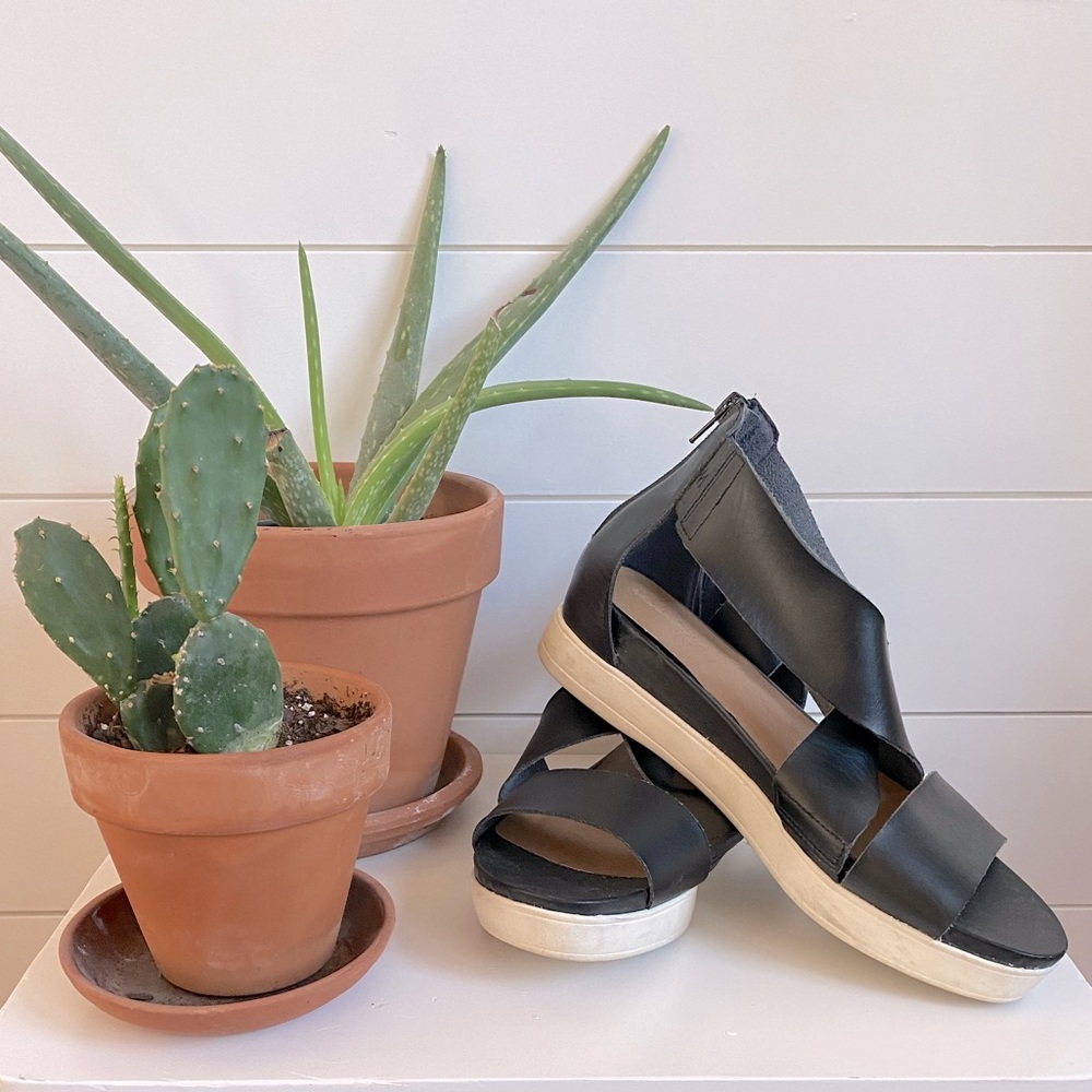 UNIVERSAL THREAD sandals